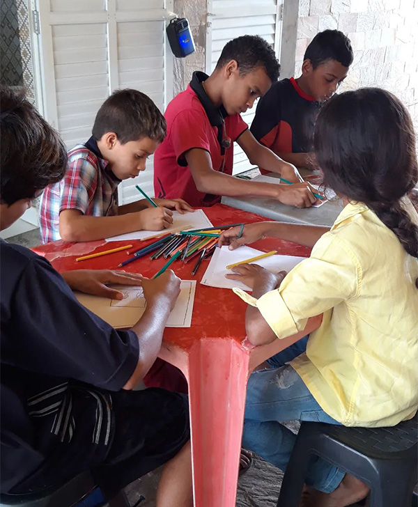 Crianças Desenhando no Centro Barra Nova